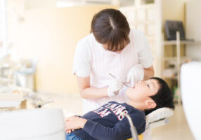 毎日の仕上げ歯磨きをして、定期的に歯医者さんで検診しましょう。